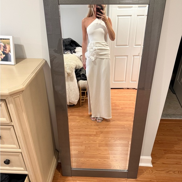 ELLIATT Janelle One Shoulder Gown In White - Picture 4 of 12